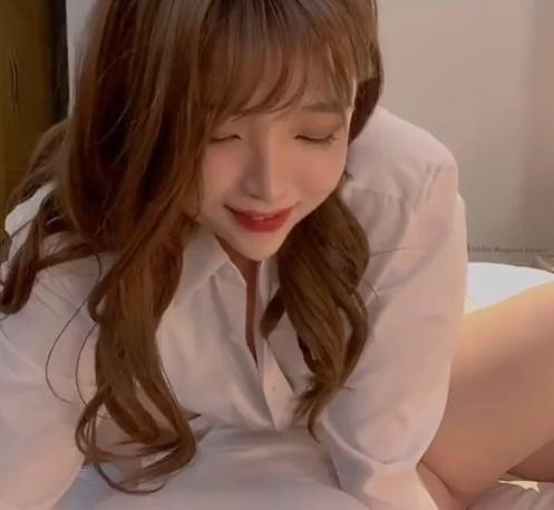 สาวหน้าสวยมาพร้อมกับควยปลอม